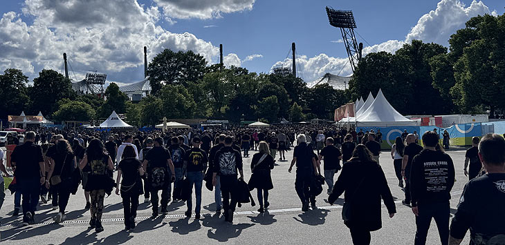 Ankunft der Fans zum METALLICA M72 World Tour 2024 Konzert in München (©Foto: Martin Schmitz)